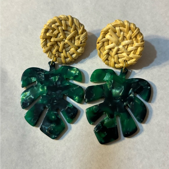 Tropical green monstera resin dangly earrings - Picture 2 of 4